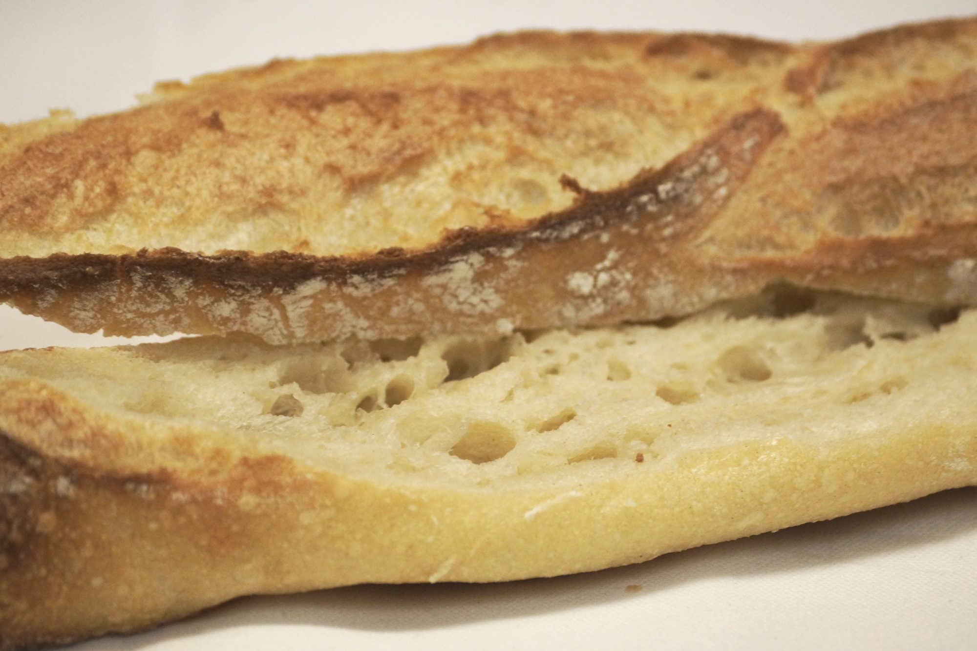 Mie alvéolée d'une baguette de tradition