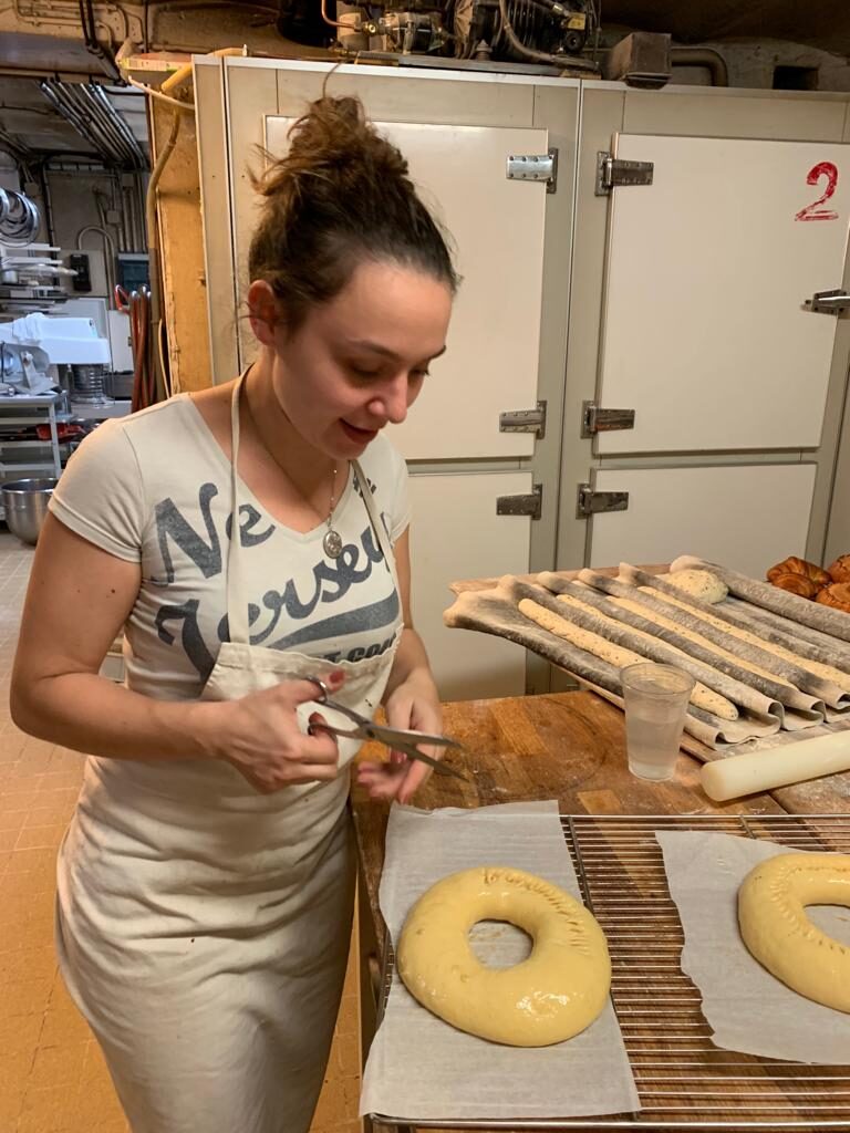 Dans le fournil de la Boulangerie Bretteau, façonnage du pain