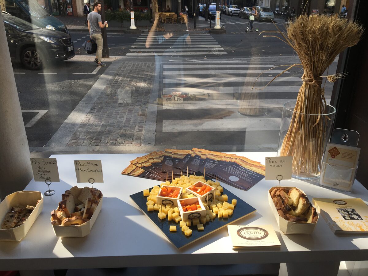 Vitrine de la Boulangerie Bretteau donnant sur l'avenue