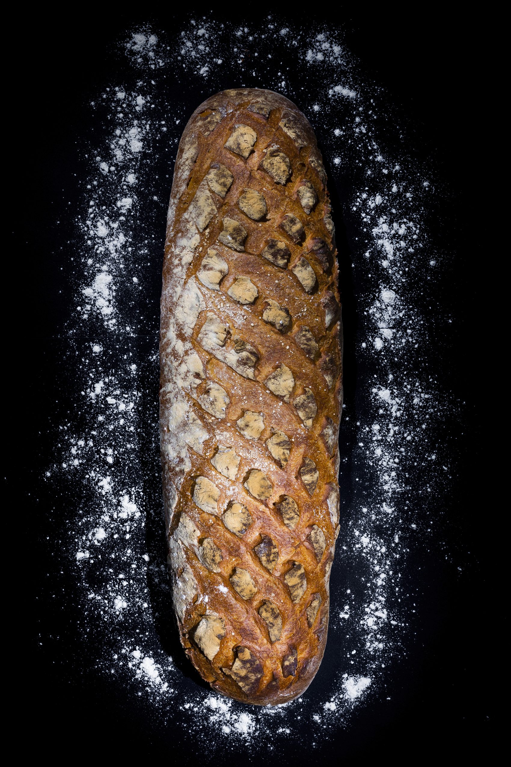Pain de céréales doré, photographié sur ardoise