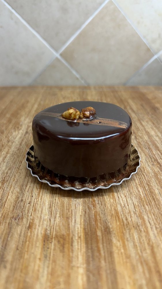 Le Baptiste, entremets au glaçage miroir chocolat