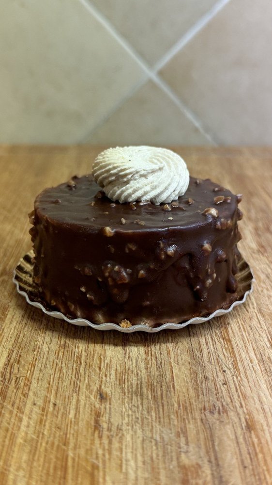Le Jules, pâtisserie signature : glaçage chocolat et noisettes